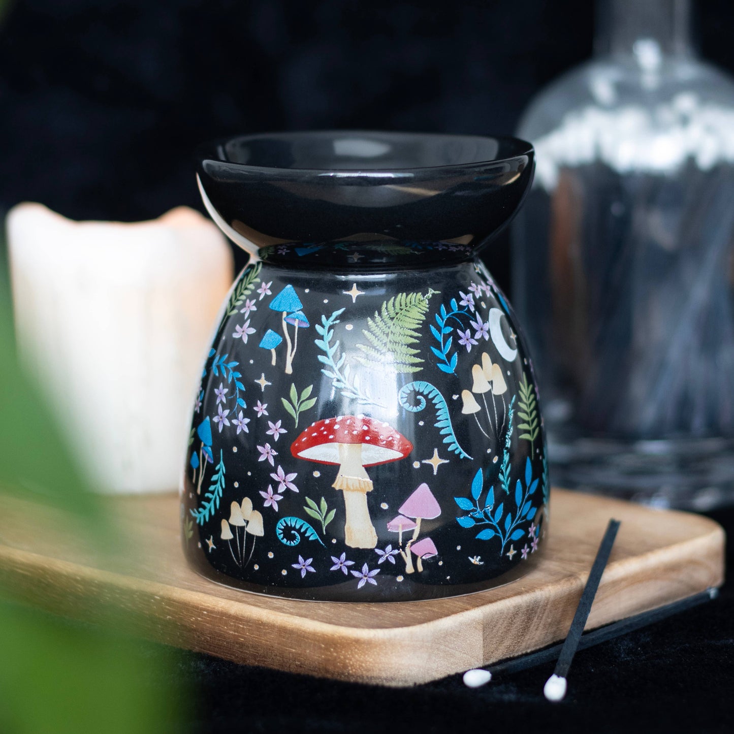 Wachsschmelzer mit dunklem Waldmuster